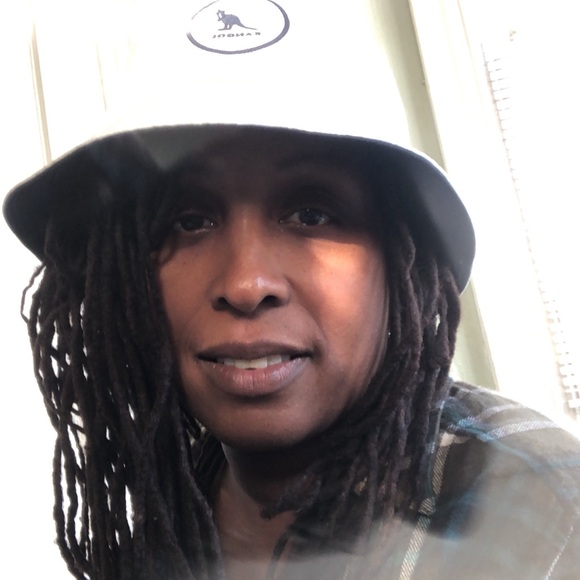 Meet your Posher, Ebony - Picture 9 of 10